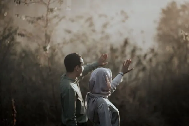10 Inspirasi Pre-Wedding Outdoor, Tanpa Sentuhan 18