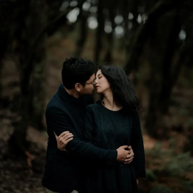 13 Ide Pose Pelukan dari Belakang yang Manis dan Romantis untuk Pre-Wedding. Duh, Mesranya~ 25