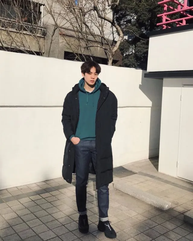 12 Inspirasi Stylish Outfit Guru Matematika Ganteng Asal Korea yang Lagi Viral. Simpel, tapi Elegan! 16