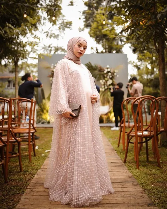 9 OOTD Kondangan untuk Ibu Hamil ala Selebgram Joyagh. Sopan, Elegan dan Pasti Curi Perhatian! 17