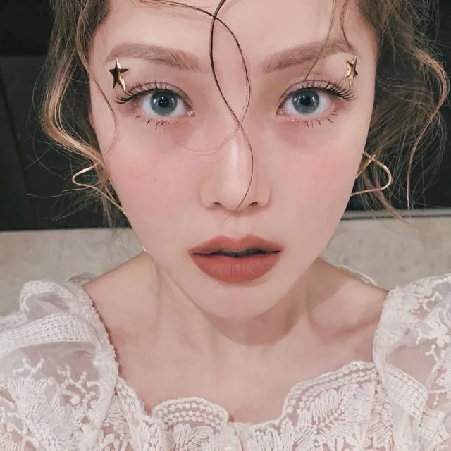 11 Inspirasi Pakai Lipstik Cokelat ala Beauty Influencer. Cantik Elegan Tanpa Pucat atau Berlebihan 19