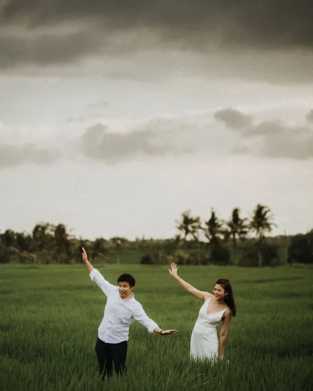 10 Inspirasi Pre-Wedding Outdoor, Tanpa Sentuhan 16