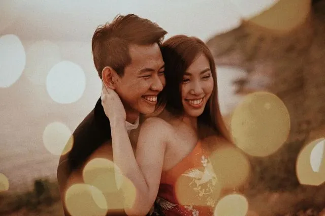 13 Ide Pose Pelukan dari Belakang yang Manis dan Romantis untuk Pre-Wedding. Duh, Mesranya~ 22