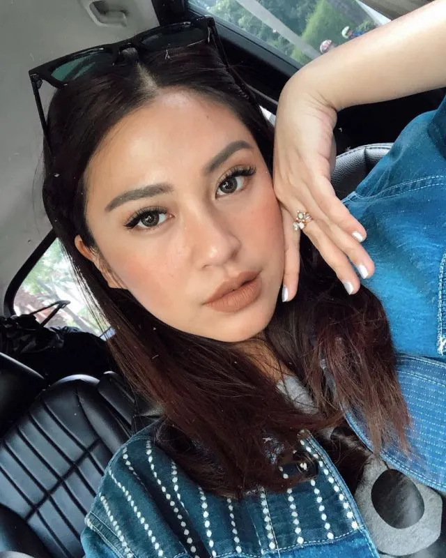 11 Inspirasi Pakai Lipstik Cokelat ala Beauty Influencer. Cantik Elegan Tanpa Pucat atau Berlebihan 15