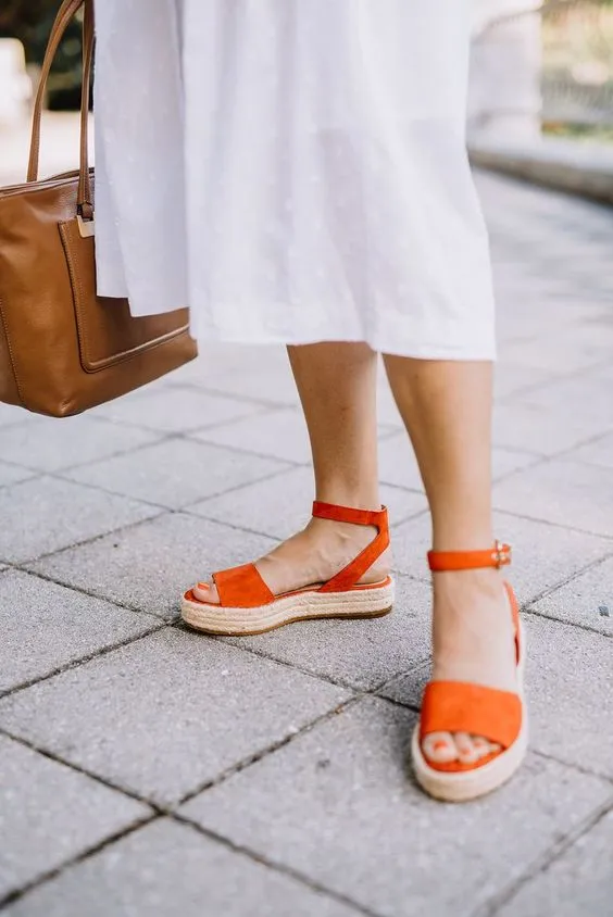 Mengulik Tren 'Naked Sandal' yang Lagi Digandrungi Fashionista. Berani Pamer Kaki Telanjangmu? 14