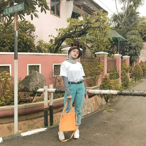 10 Ide Padu Padan Kaus Lengan Pendek Untuk Hijabers. Sopan Tertutup, tapi Tetap Stylish dan Kece 12