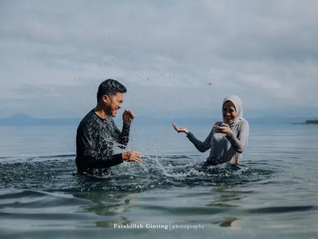 Karena Pernikahan adalah Momen Bahagia, 12 Ide Pre-Wedding dengan Pose Tertawa Ini Bisa Kamu Coba 12