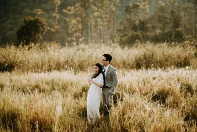 13 Ide Pose Pelukan dari Belakang yang Manis dan Romantis untuk Pre-Wedding. Duh, Mesranya~ 26