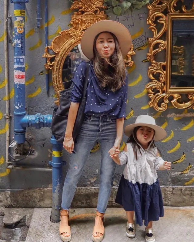 9 Ide Baju Kompakan Ibu-Anak. Nggak Harus Sama Persis untuk Terlihat Sama-sama Manis, bak Kakak Adik 16