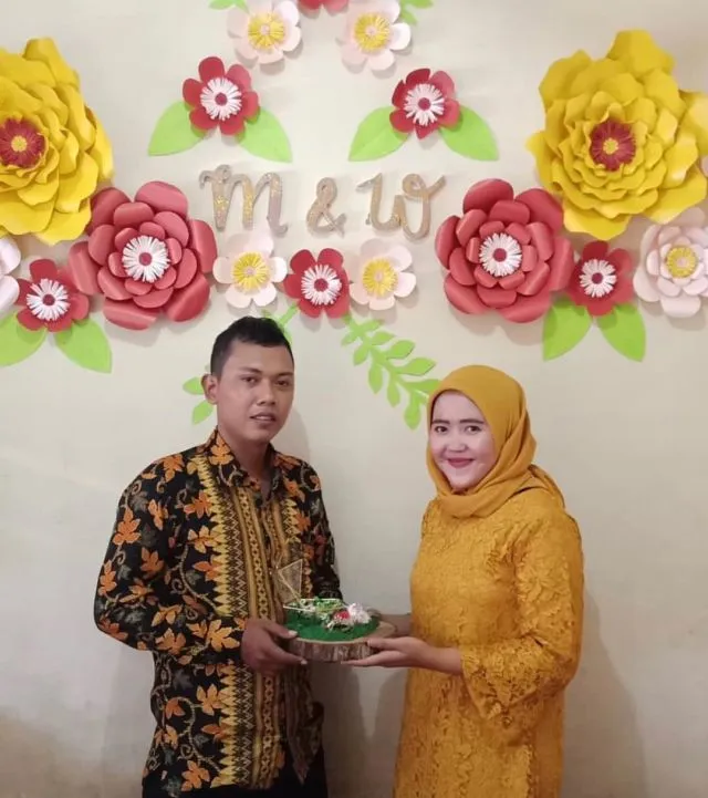 12 Inspirasi Paper Flower untuk Latar Dekorasi Acara Lamaranmu. Cantik Elegan, Bisa Dibikin Sendiri 13