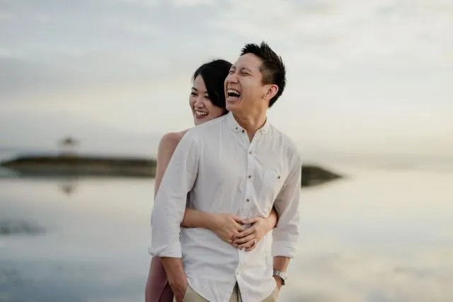 13 Ide Pose Pelukan dari Belakang yang Manis dan Romantis untuk Pre-Wedding. Duh, Mesranya~ 15
