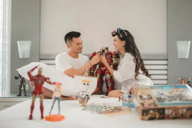 Suka Canggung Bergaya? Cobain Nih 12 Ide Pose Pre-Wedding Duduk Manja Bersama Pasangan Mesra 21