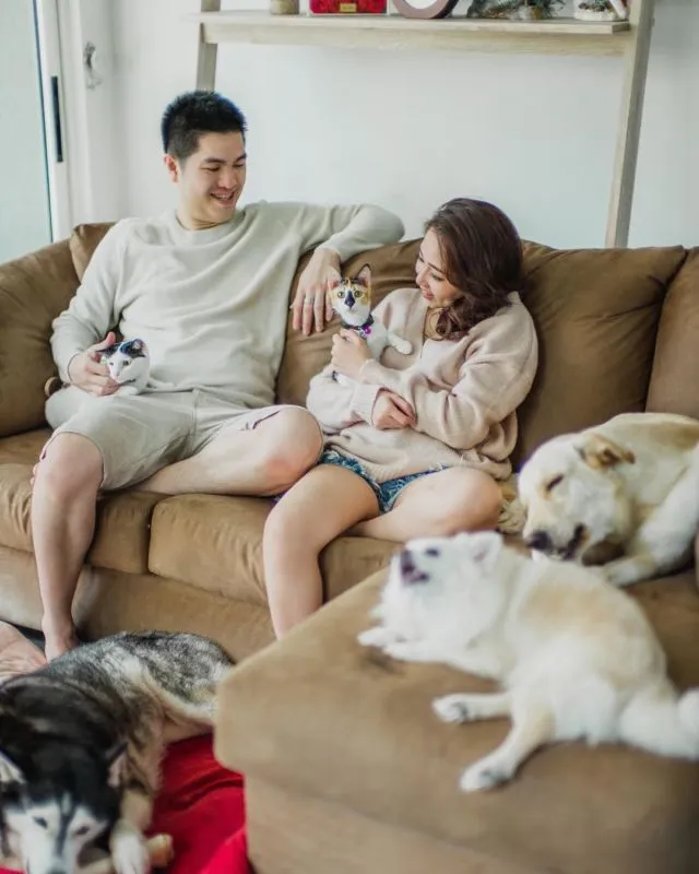 Suka Canggung Bergaya? Cobain Nih 12 Ide Pose Pre-Wedding Duduk Manja Bersama Pasangan Mesra 16