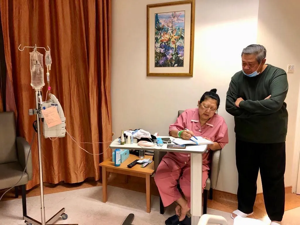 Dua Bulan Lebih Temani Istri di Rumah Sakit, Kesetiaan SBY pada Ani Yudhoyono Ini Bikin Baper! 14
