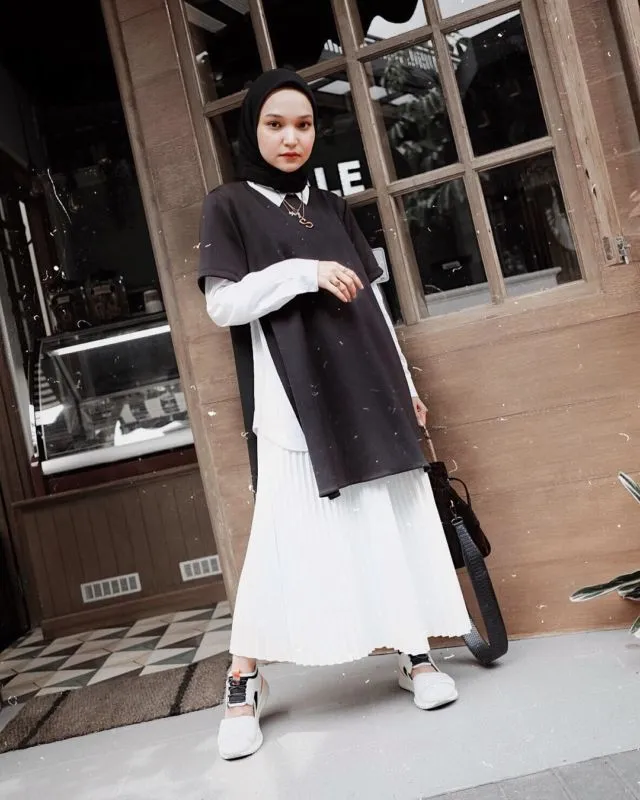 Anti Monoton dan Terlihat Suram, Sontek Yuk 12 Ide Busana Serba Gelap ala Selebgram @sorayaulfa15! 19