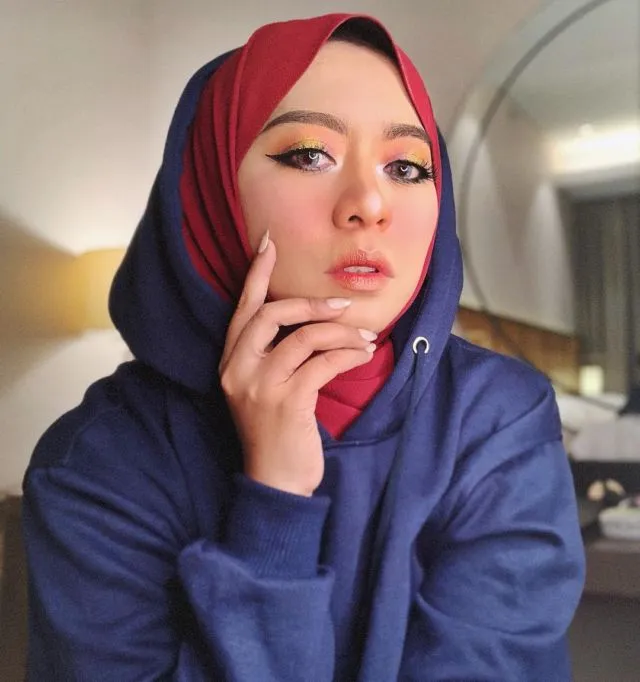 11 Ide Pakai Lipstik Warna Oranye ala Selebgram, Segar dan Nggak Norak 16