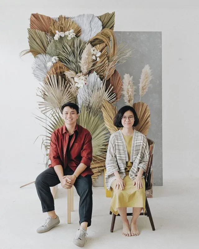 Suka Canggung Bergaya? Cobain Nih 12 Ide Pose Pre-Wedding Duduk Manja Bersama Pasangan Mesra 17