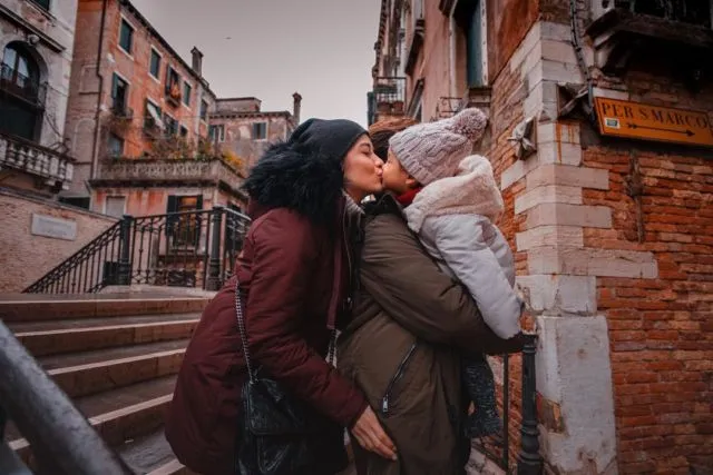 14+ Ide Pose Bersahaja nan Romantis ala Keluarga Selebritas. Bebas Lepas, Bikin Foto Makin Berkesan 19