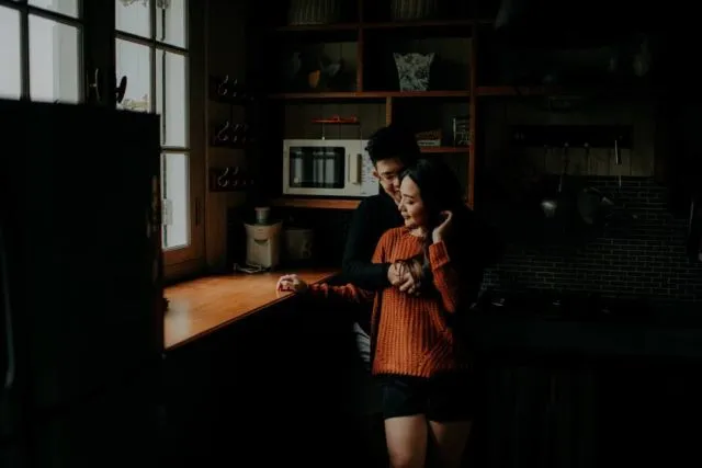 13 Ide Pose Pelukan dari Belakang yang Manis dan Romantis untuk Pre-Wedding. Duh, Mesranya~ 18