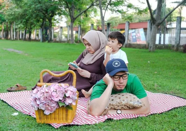 14+ Ide Pose Bersahaja nan Romantis ala Keluarga Selebritas. Bebas Lepas, Bikin Foto Makin Berkesan 22