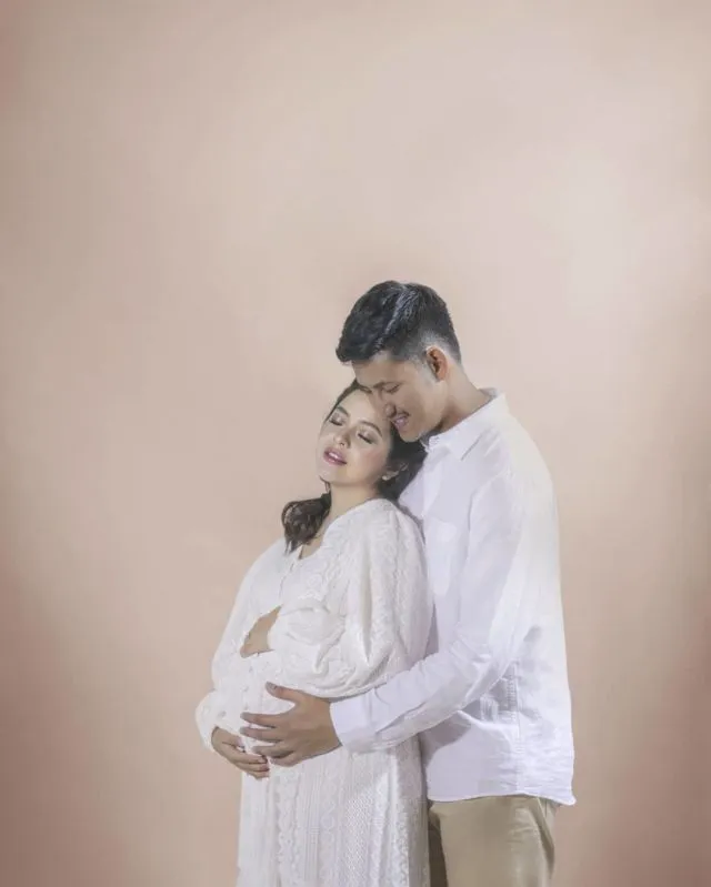 10 Inspirasi Maternity Photoshoot ala Tasya Kamila. Cantik dan Elegan Tanpa Perlu Buka-bukaan 14