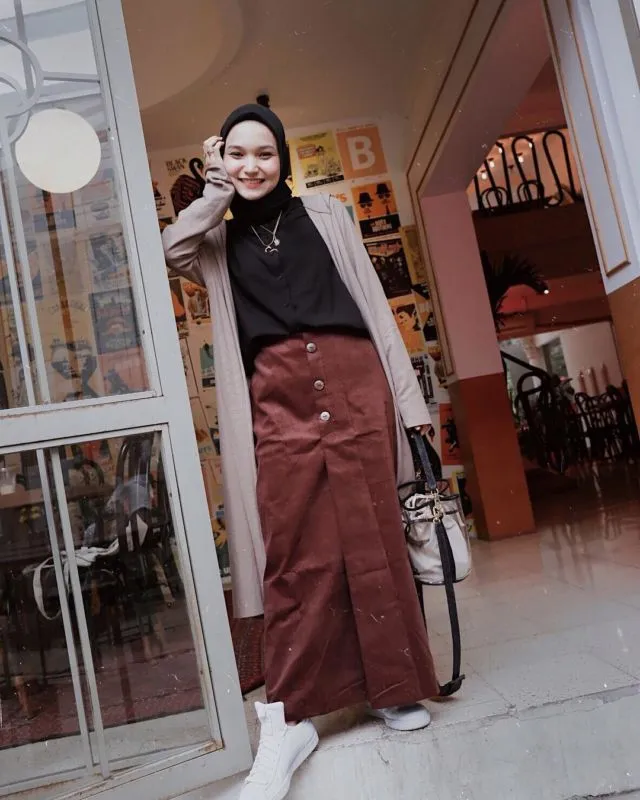 Anti Monoton dan Terlihat Suram, Sontek Yuk 12 Ide Busana Serba Gelap ala Selebgram @sorayaulfa15! 14