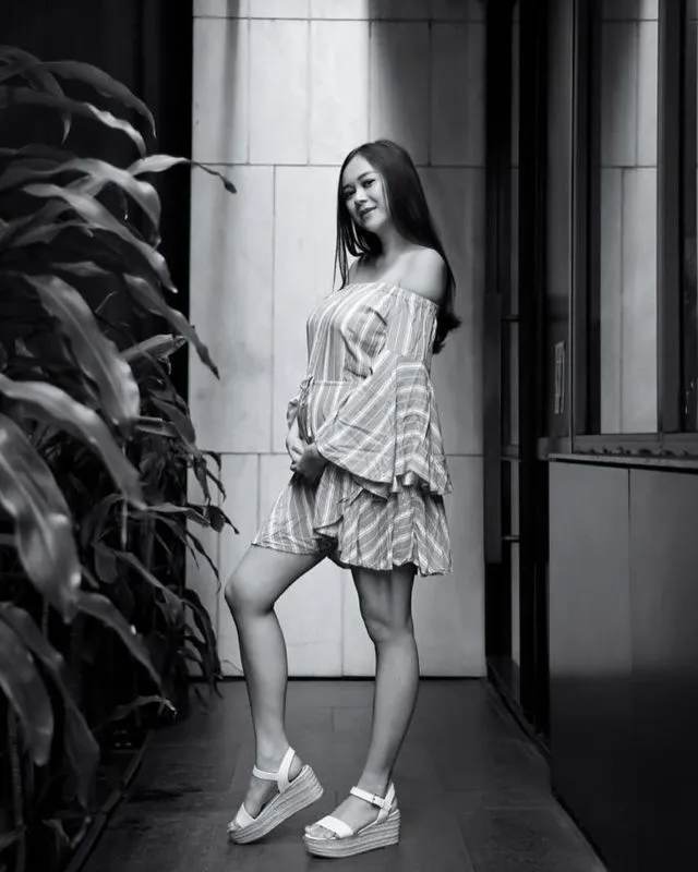 Hamil 7 Bulan, Aura Kasih Unggah Maternity Photo Seksi Bareng Suami. Bisa Jadi Ide Fotomu Juga Nih! 17