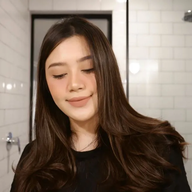 11 Inspirasi Pakai Lipstik Cokelat ala Beauty Influencer. Cantik Elegan Tanpa Pucat atau Berlebihan 16