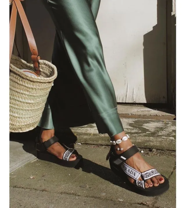 Mengulik Tren 'Naked Sandal' yang Lagi Digandrungi Fashionista. Berani Pamer Kaki Telanjangmu? 9