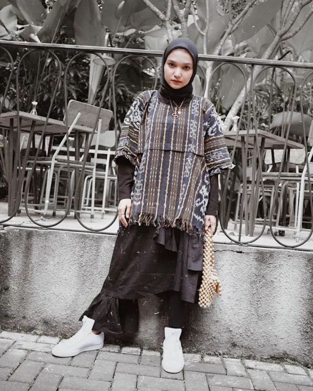 Anti Monoton dan Terlihat Suram, Sontek Yuk 12 Ide Busana Serba Gelap ala Selebgram @sorayaulfa15! 16
