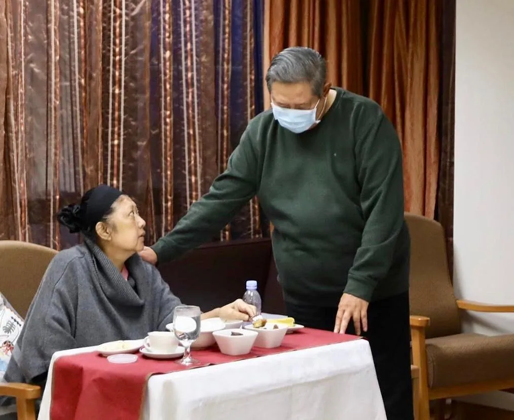 Dua Bulan Lebih Temani Istri di Rumah Sakit, Kesetiaan SBY pada Ani Yudhoyono Ini Bikin Baper! 10