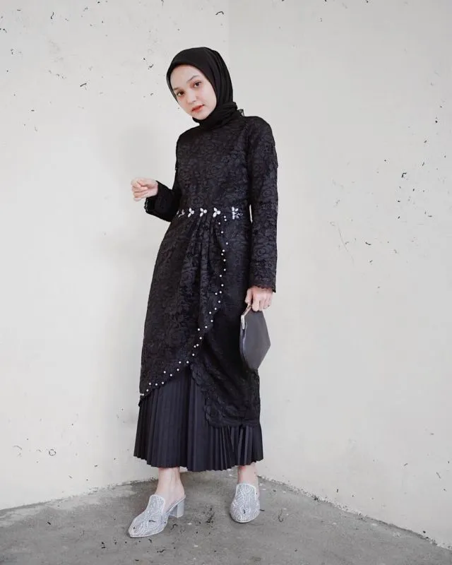 Anti Monoton dan Terlihat Suram, Sontek Yuk 12 Ide Busana Serba Gelap ala Selebgram @sorayaulfa15! 18