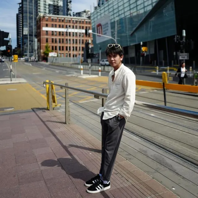 11 OOTD Kece ala Iqbaal 'Dilan' Ramadhan. Tak Perlu Bikin Puisi Biar Cewek-cewek Mau Kamu Ajak Jalan 14