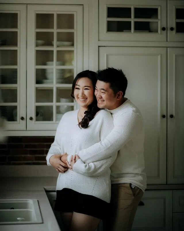13 Ide Pose Pelukan dari Belakang yang Manis dan Romantis untuk Pre-Wedding. Duh, Mesranya~ 14