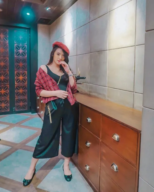 11 Ide Gaya ala Anissa Aziza yang Bisa Ditiru Ibu Hamil. Perut Besar, Bukan Halangan Tampil Memesona 14