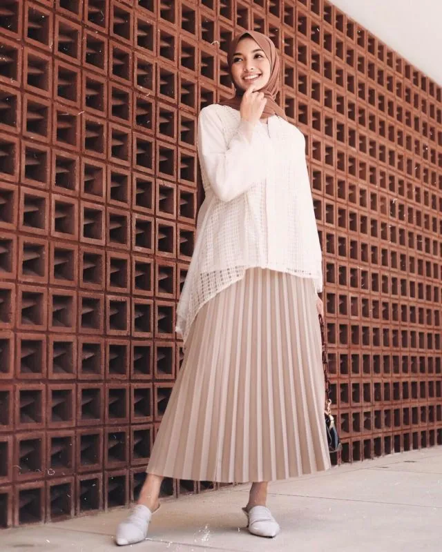 10 Ide Padu Padan Rok Lipit Alias Pleated Skirt Buat Kondangan. Pas Bagi yang Bosan Kebayaan 13