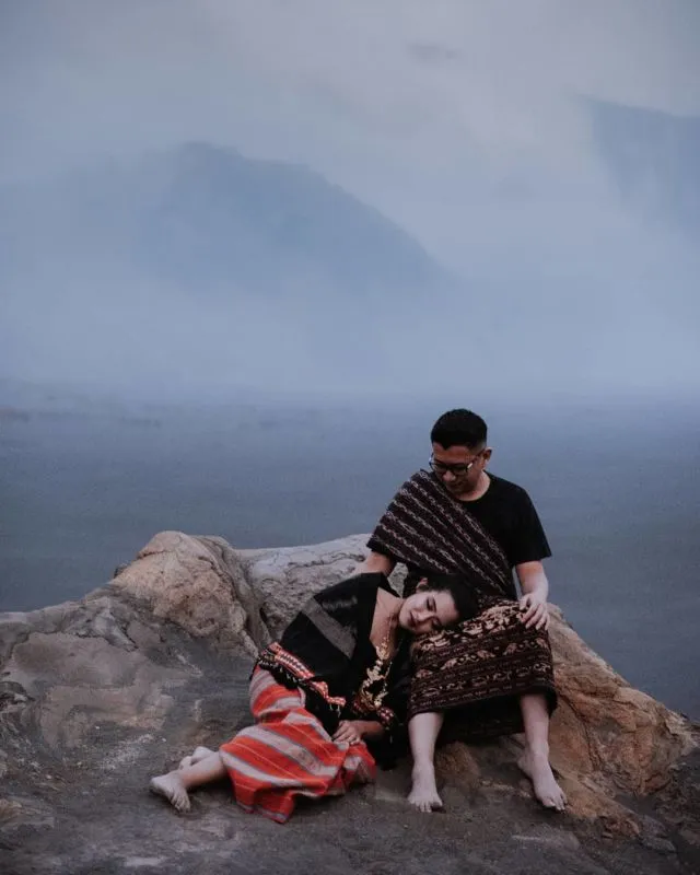 Suka Canggung Bergaya? Cobain Nih 12 Ide Pose Pre-Wedding Duduk Manja Bersama Pasangan Mesra 13