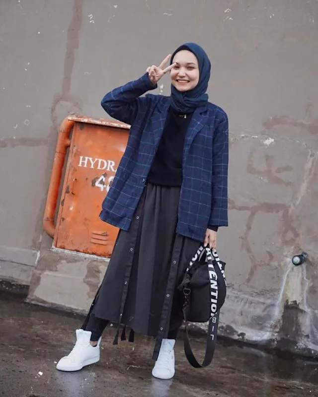 Anti Monoton dan Terlihat Suram, Sontek Yuk 12 Ide Busana Serba Gelap ala Selebgram @sorayaulfa15! 17
