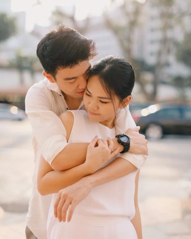 13 Ide Pose Pelukan dari Belakang yang Manis dan Romantis untuk Pre-Wedding. Duh, Mesranya~ 19