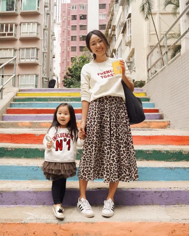 9 Ide Baju Kompakan Ibu-Anak. Nggak Harus Sama Persis untuk Terlihat Sama-sama Manis, bak Kakak Adik 15