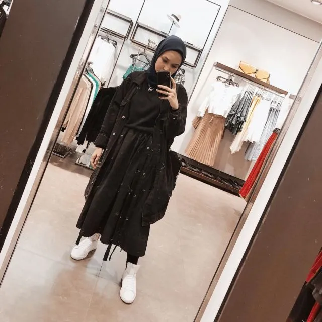 Anti Monoton dan Terlihat Suram, Sontek Yuk 12 Ide Busana Serba Gelap ala Selebgram @sorayaulfa15! 20