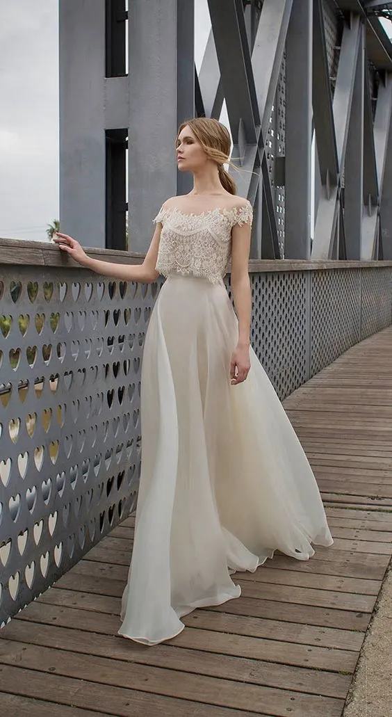 10 Ide Two Pieces Wedding Dress yang 'Membentuk' Tubuh Indahmu. Demi Paripurna Jadi Ratu Seharinya! 14