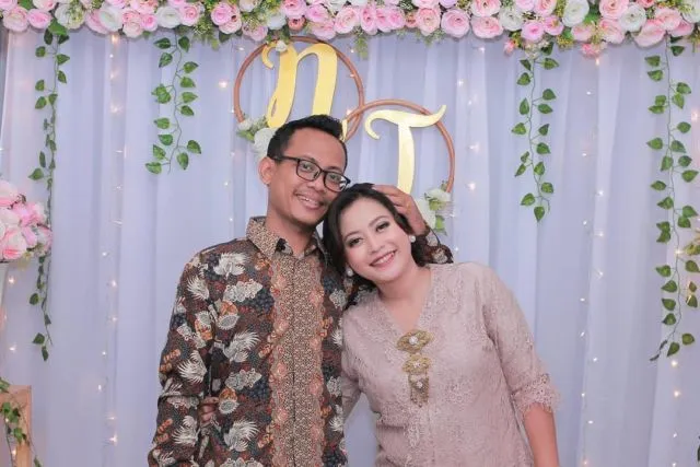 12 Inspirasi Paper Flower untuk Latar Dekorasi Acara Lamaranmu. Cantik Elegan, Bisa Dibikin Sendiri 14
