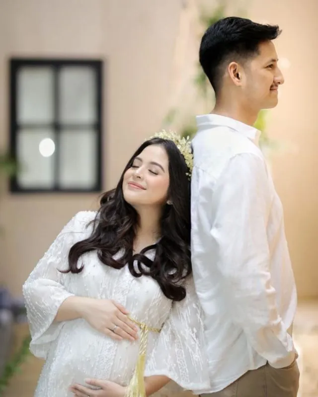 10 Inspirasi Maternity Photoshoot ala Tasya Kamila. Cantik dan Elegan Tanpa Perlu Buka-bukaan 13