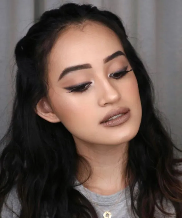 11 Inspirasi Pakai Lipstik Cokelat ala Beauty Influencer. Cantik Elegan Tanpa Pucat atau Berlebihan 20