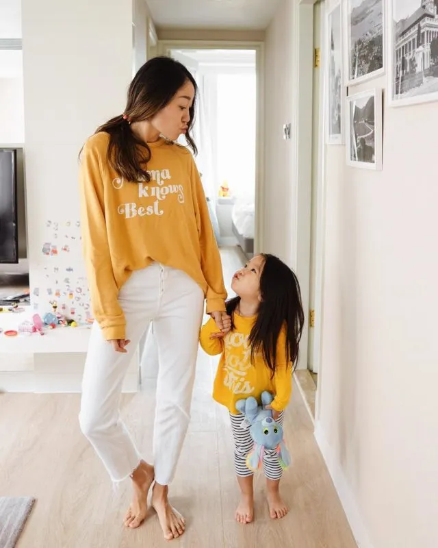 9 Ide Baju Kompakan Ibu-Anak. Nggak Harus Sama Persis untuk Terlihat Sama-sama Manis, bak Kakak Adik 12