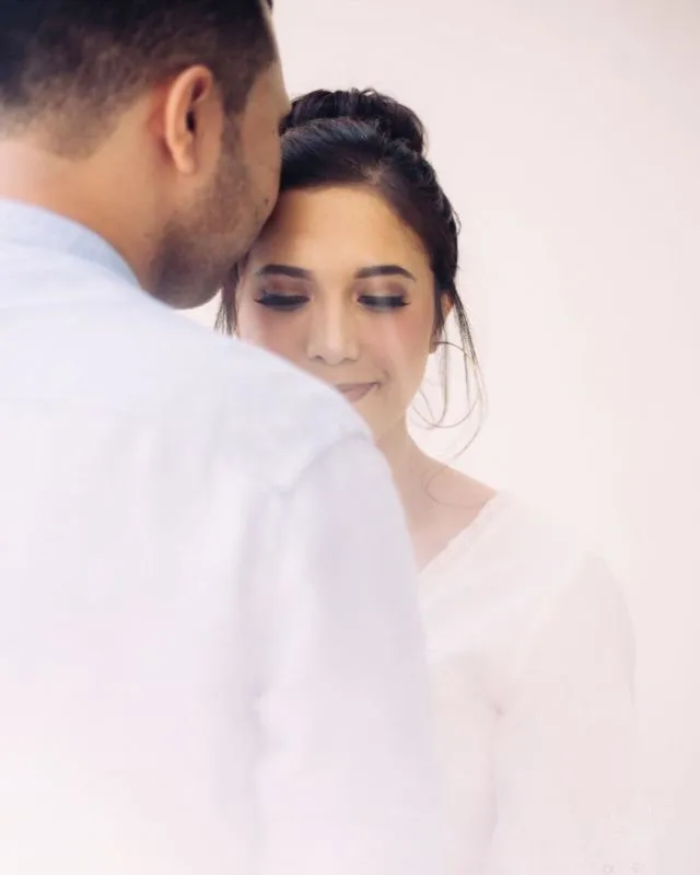 10 Ide Pre-wedding Minimalis dengan Latar Tembok Polos, Murah Meriah tapi Tetap Berkelas 18