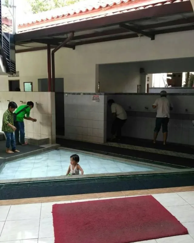 12 Potret Kocak Orang-Orang Santai di Segala Kondisi. Seberat Apa pun Bebannya, Asyikin Aja Lagi~ 19