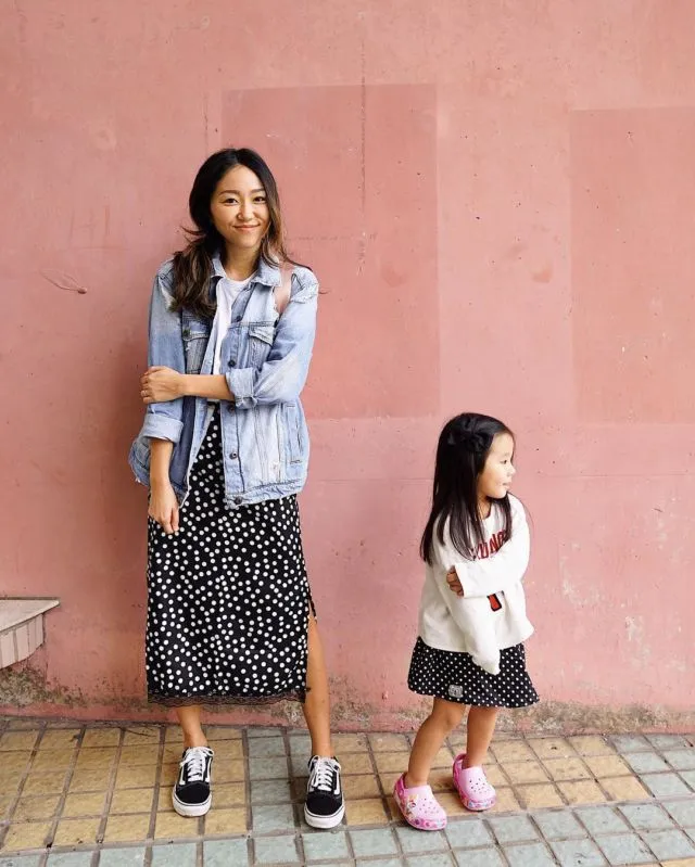 9 Ide Baju Kompakan Ibu-Anak. Nggak Harus Sama Persis untuk Terlihat Sama-sama Manis, bak Kakak Adik 11