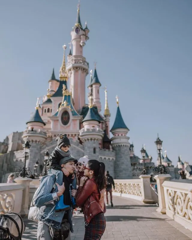 14+ Ide Pose Bersahaja nan Romantis ala Keluarga Selebritas. Bebas Lepas, Bikin Foto Makin Berkesan 25